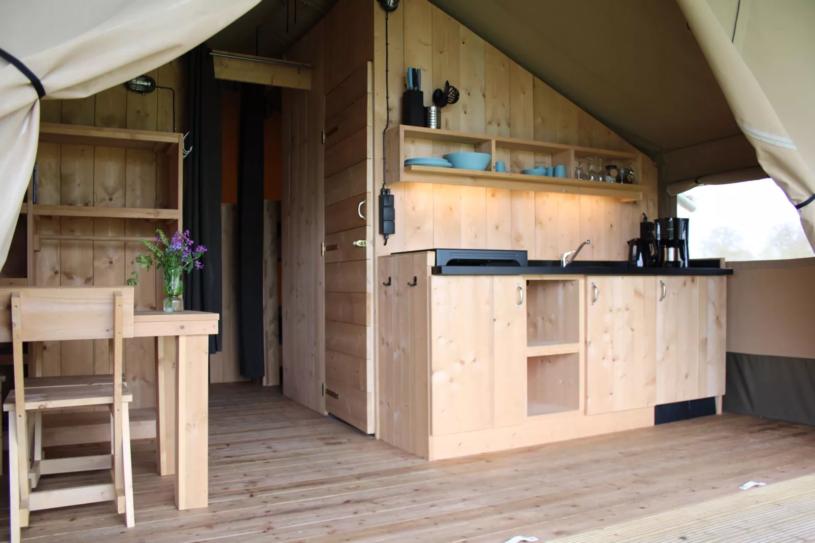 Luxe glamping met badkamer 2-Woonkamer