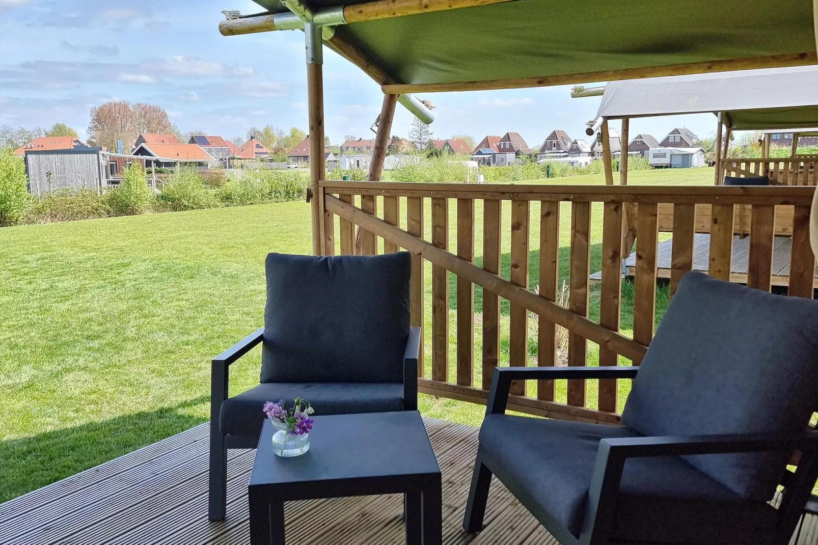 Twee luxe glampings naast elkaar-Terrasbalkon