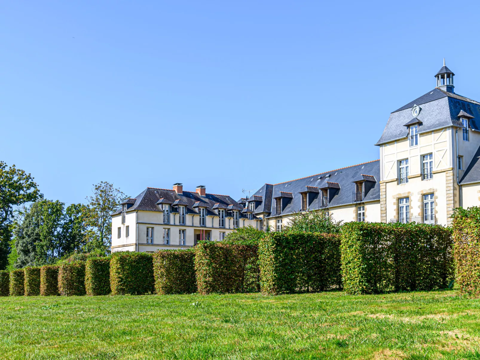 Château De Kergonano, dans l'Orangerie-Buiten