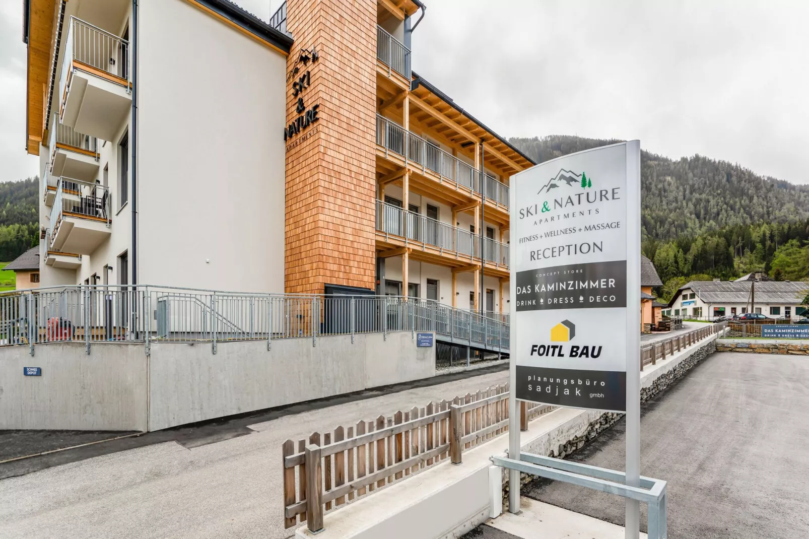 Mooi appartement in Mauterndorf met een sauna-Buitenkant zomer