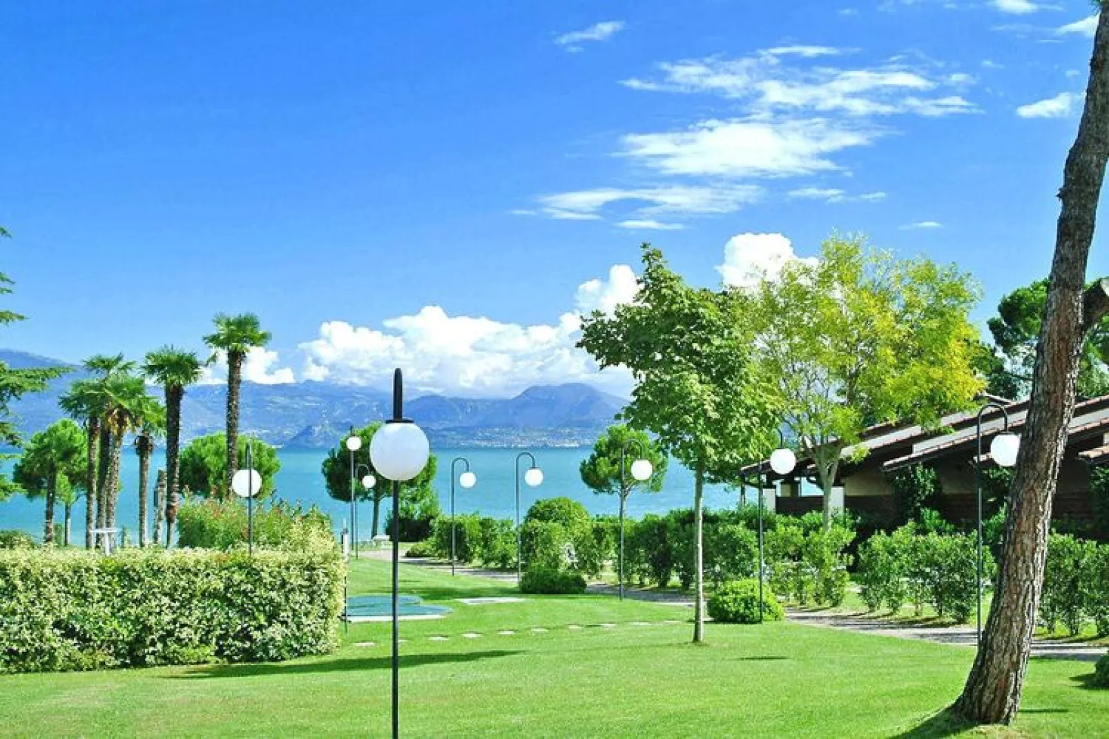 Front Lake Resort Le Corti del Lago Padenghe-APX-C4 / A2 4 paxe-Tuinen zomer