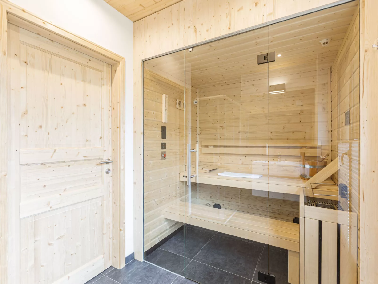 Penthouse # 3b mit Sauna&Außenbadewanne-Binnen