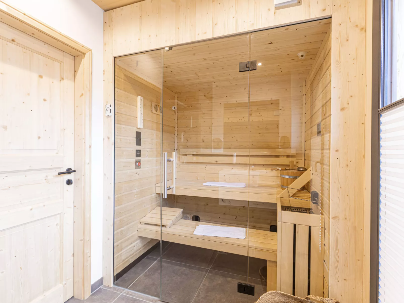 Penthouse # 4b mit Sauna&Außenbadewanne-Binnen