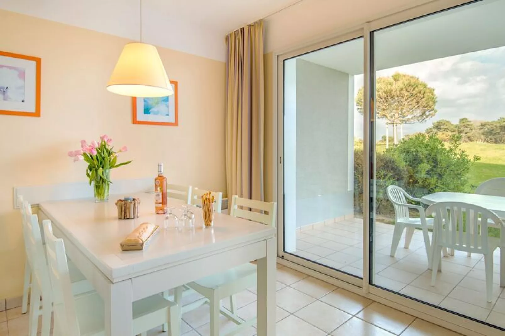 Appartement met zeezicht in de residentie L'Estran, Le Château-d'Olonne-Woonkamer