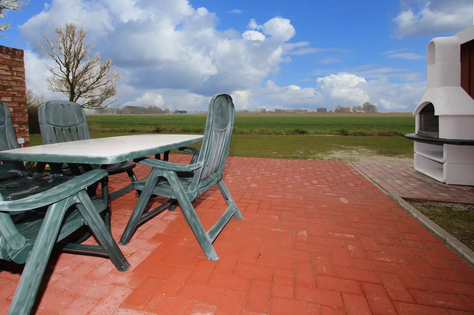 Gemütliche Nordsee-Wohnung in Neßmersiel mit Garten und Feldblick-Terrasbalkon