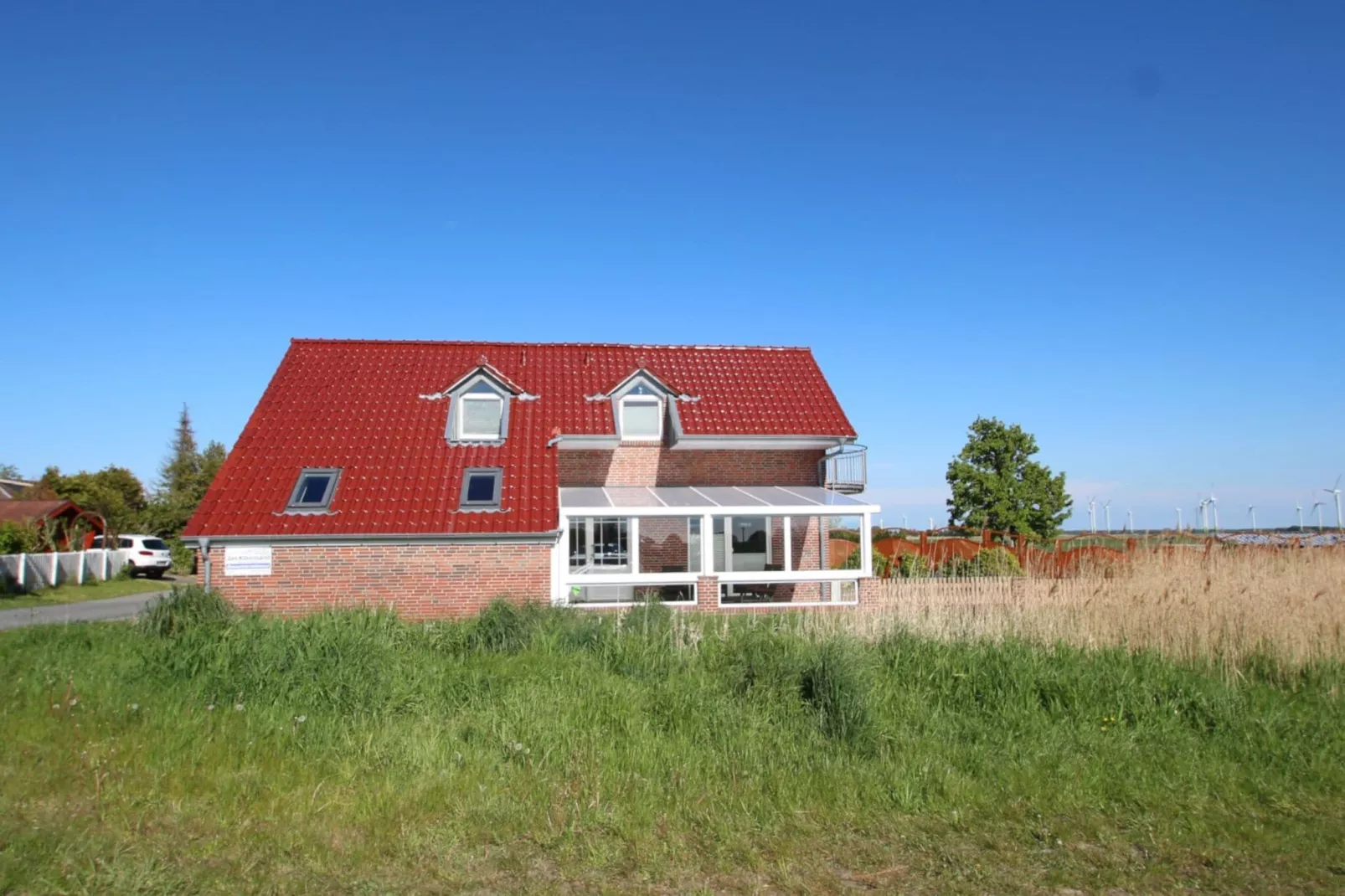 Großes Ferienhaus in ruhiger Lage mit Feldblick-Buitenkant zomer