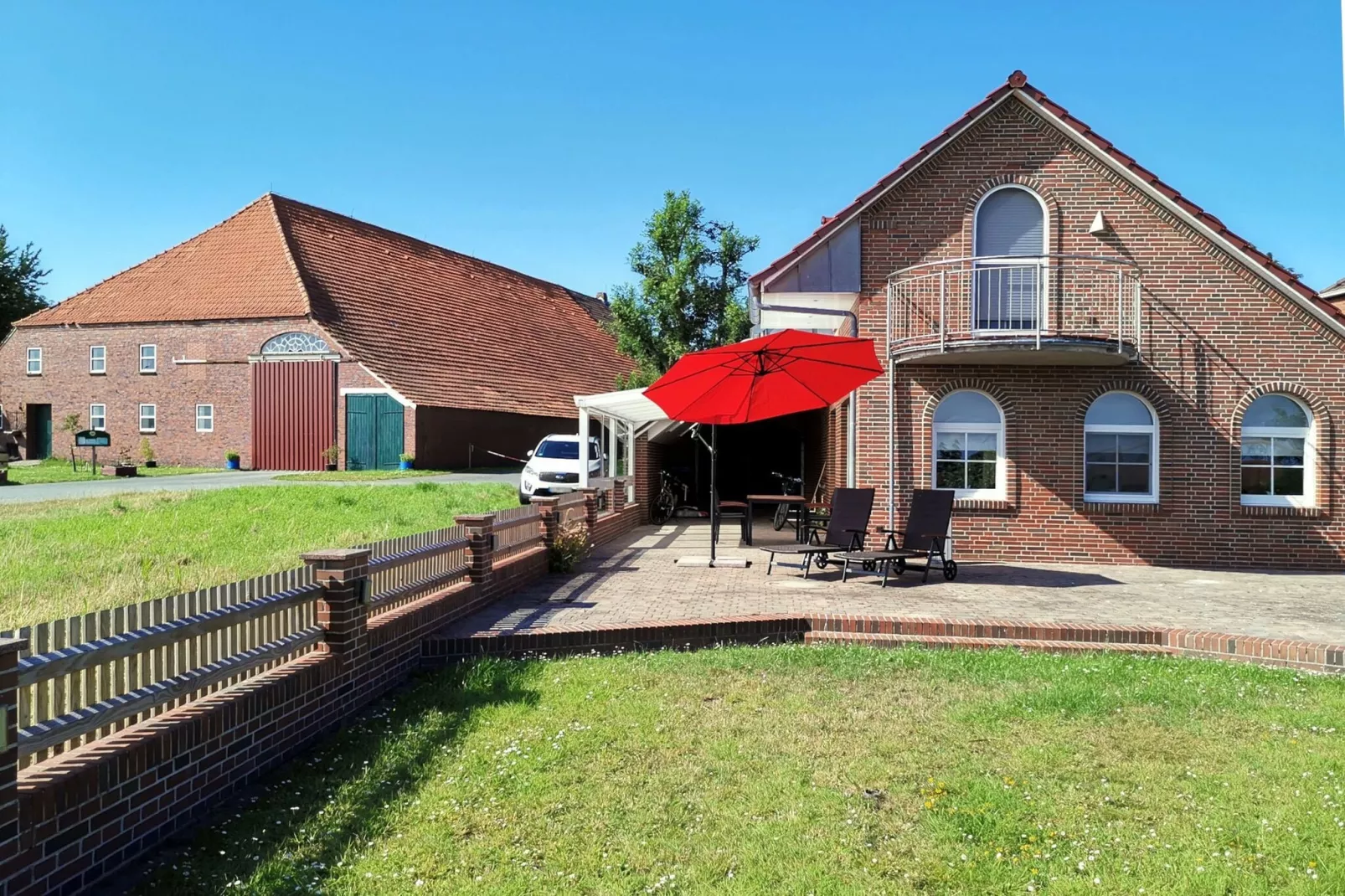 Großes Ferienhaus in ruhiger Lage mit Feldblick-Terrasbalkon