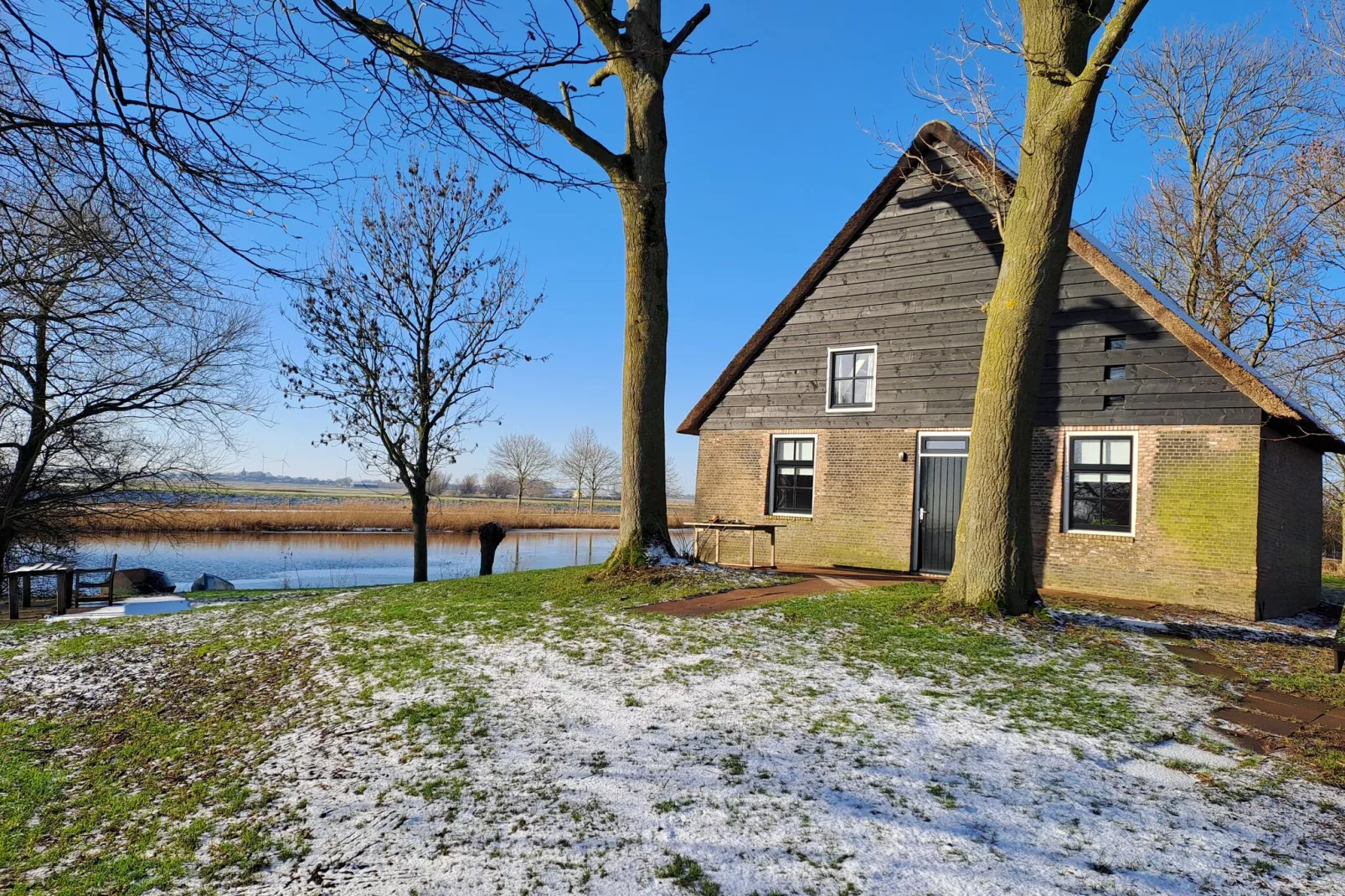 Het Biesbosch huisje-Buitenkant zomer