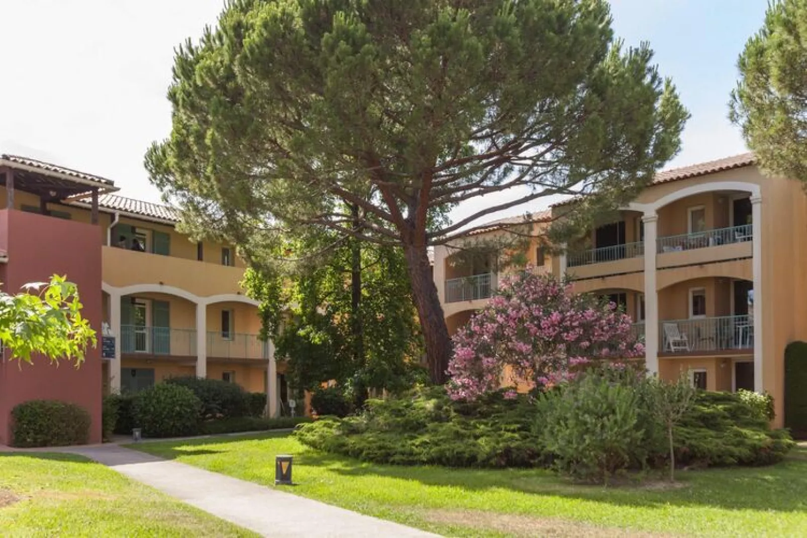 Residentie Les Rives de Cannes Mandelieu, Mandelieu-la-Napoule-Buitenkant zomer