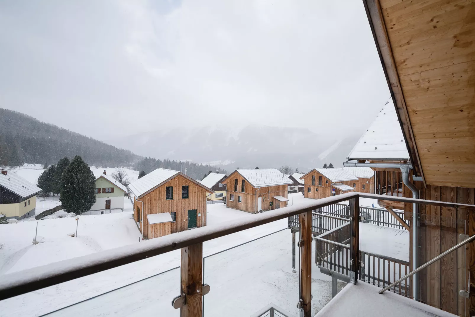 Chalet Almdorf 8-Terrasbalkon