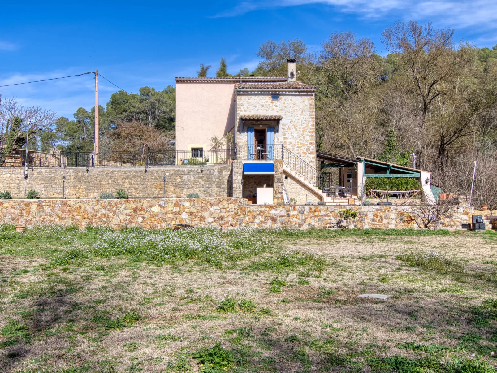 La maison aux volets bleus-Buiten