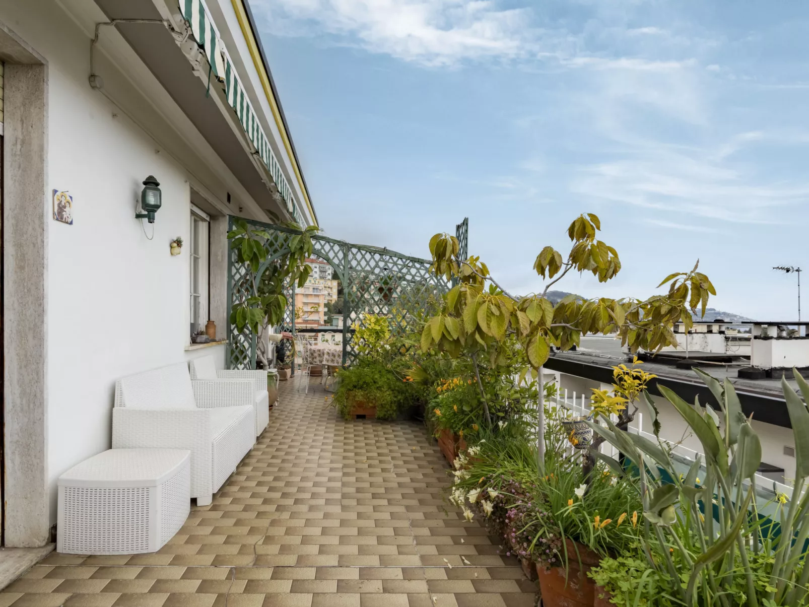 Seeview Penthouse-Buiten