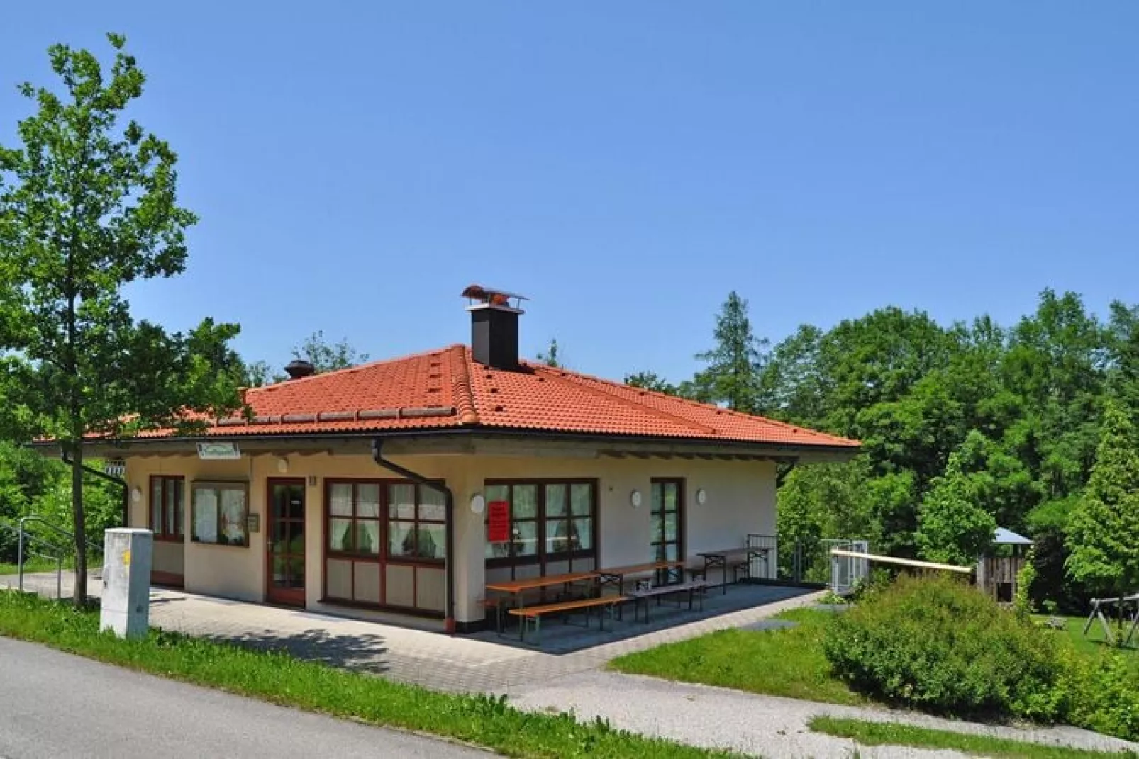 Holiday village Vorauf, Siegsdorf-Typ E, 3-Raum-App. Typ Siegsdorf, 78 qm-Buitenkant zomer