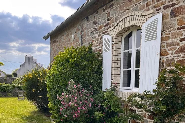 Holiday home in Plougasnou Baie de Morlaix-Buitenkant zomer