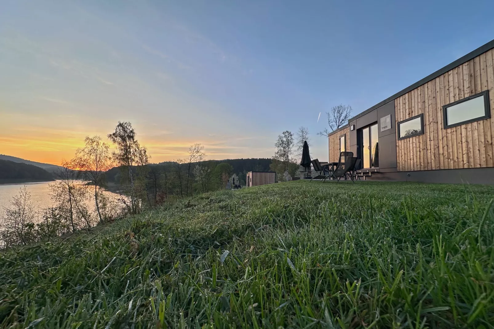 FERIENDORF SEEBLICK - Tiny Chalet am Eixendorfer See-Buitenkant zomer