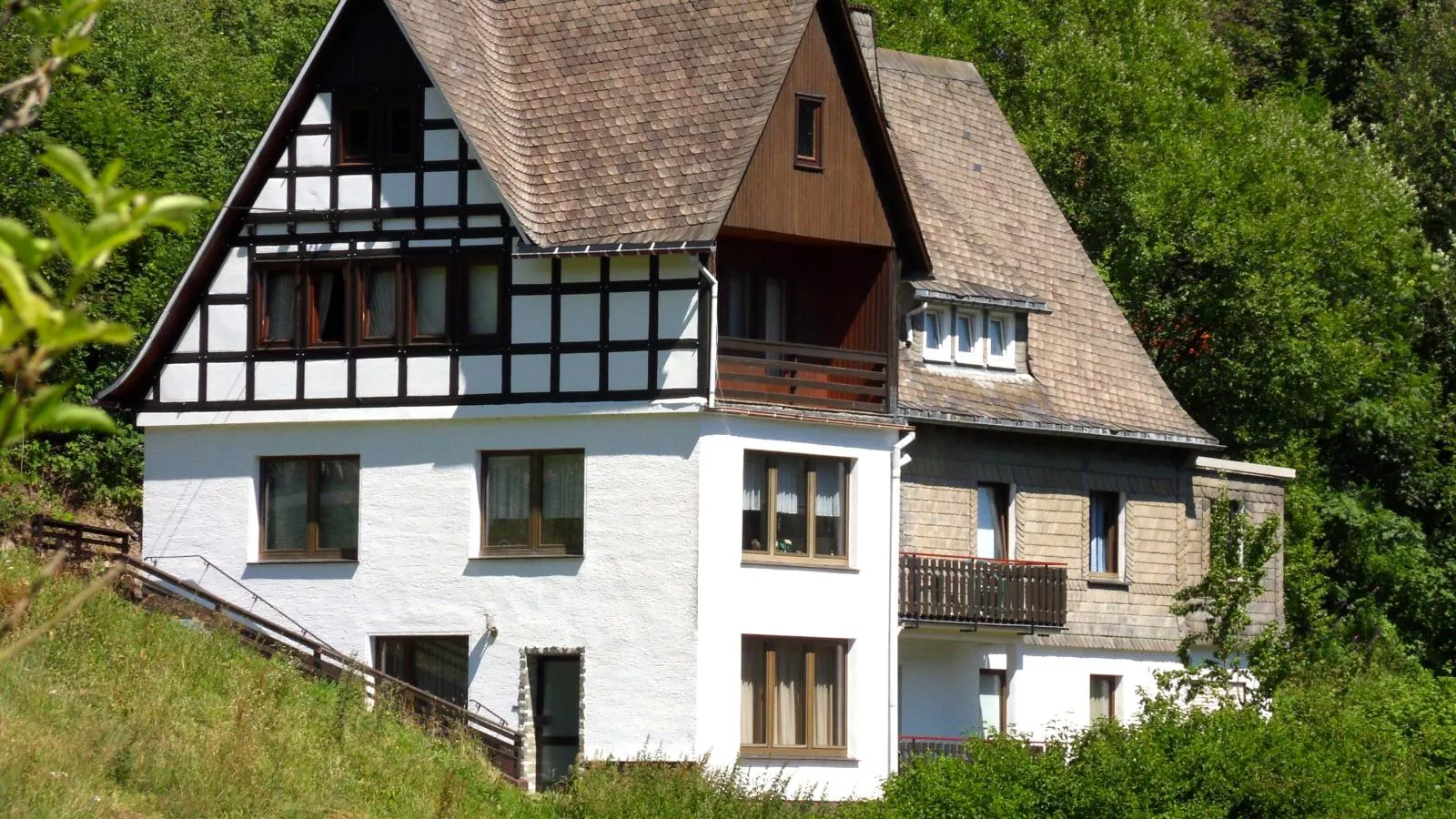 Kurhaus am Nordenau-Buitenkant zomer