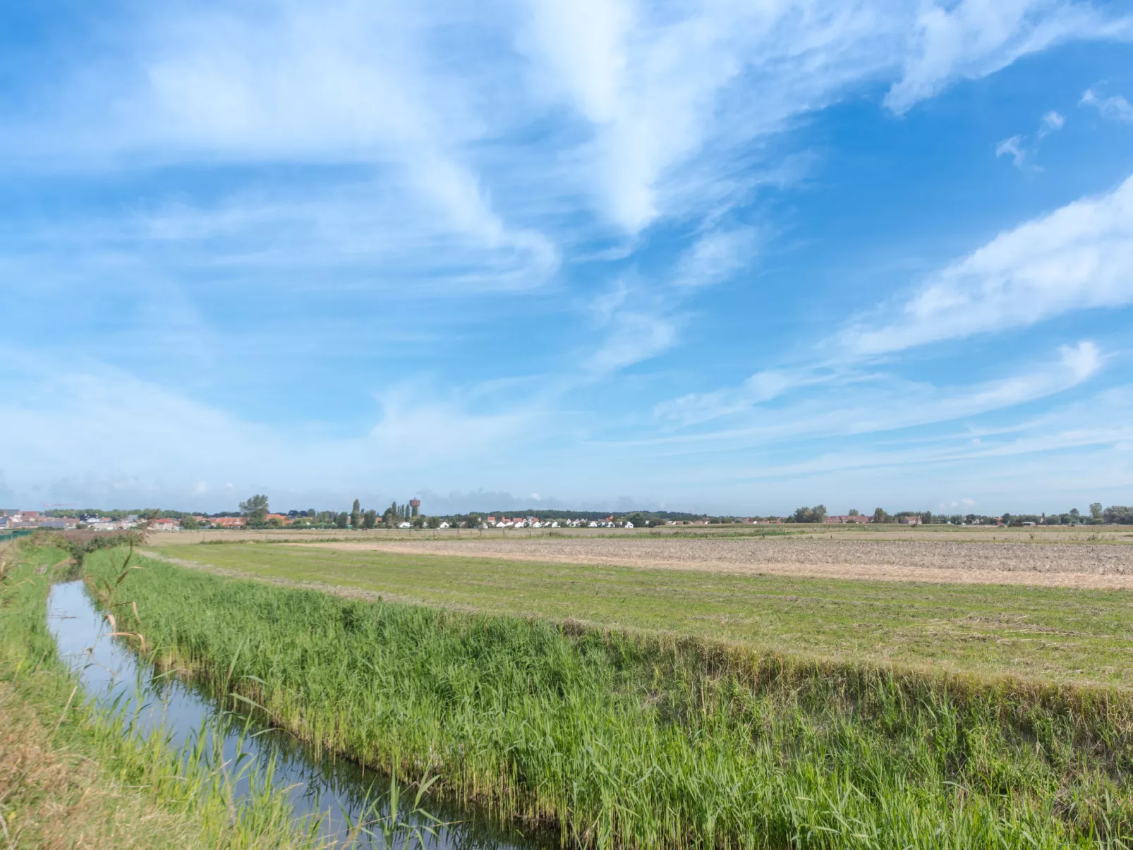 Laya with parking and shared pool-Buiten