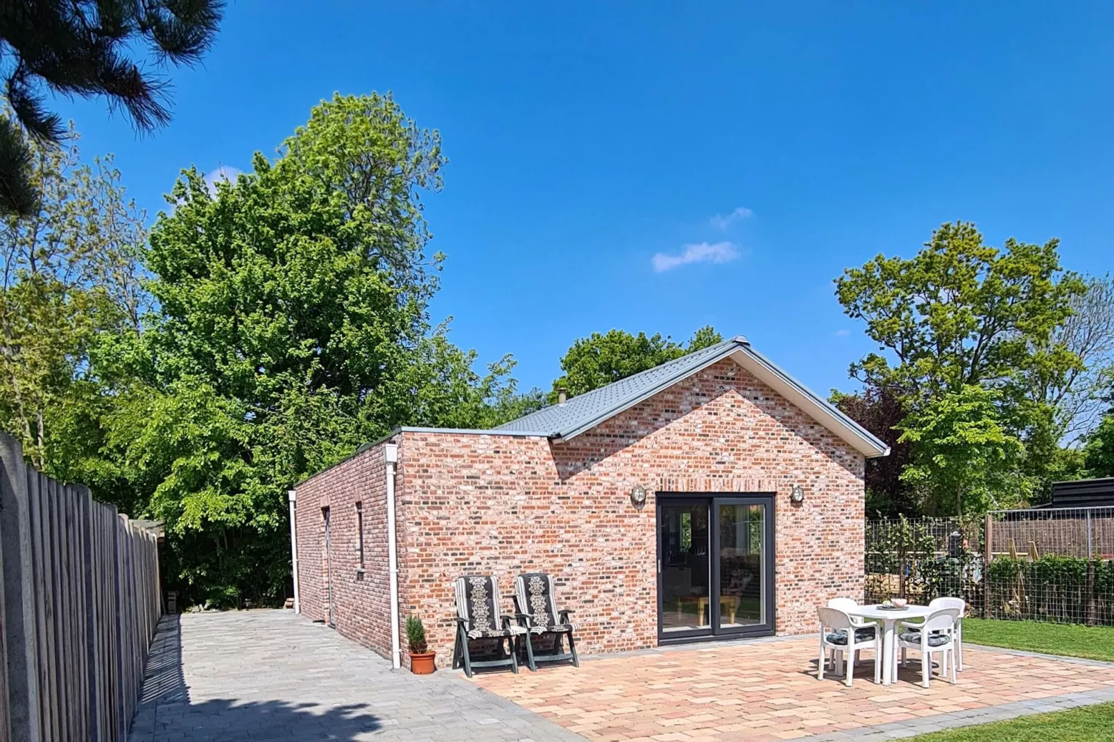 Kustwoning Baarland in Zeeland-Buitenkant zomer