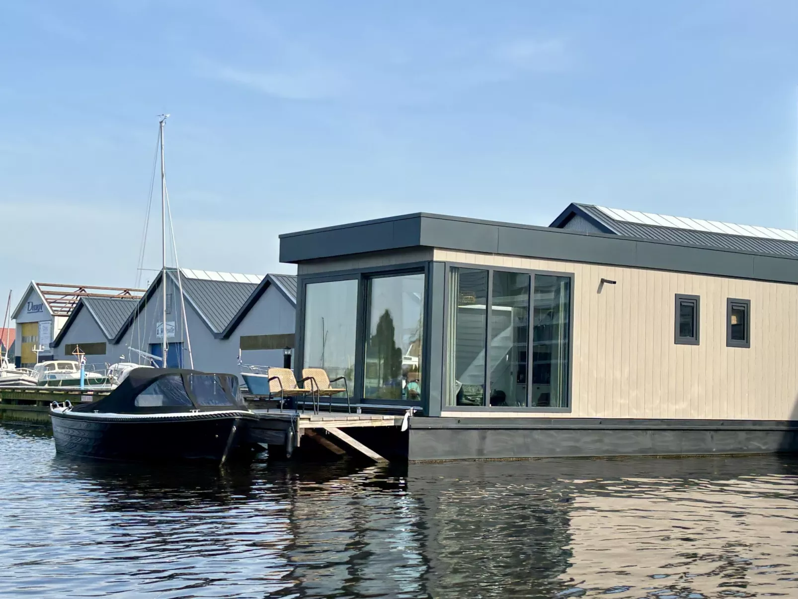 Harboursuite Woudsend incl. motorboot-Buiten