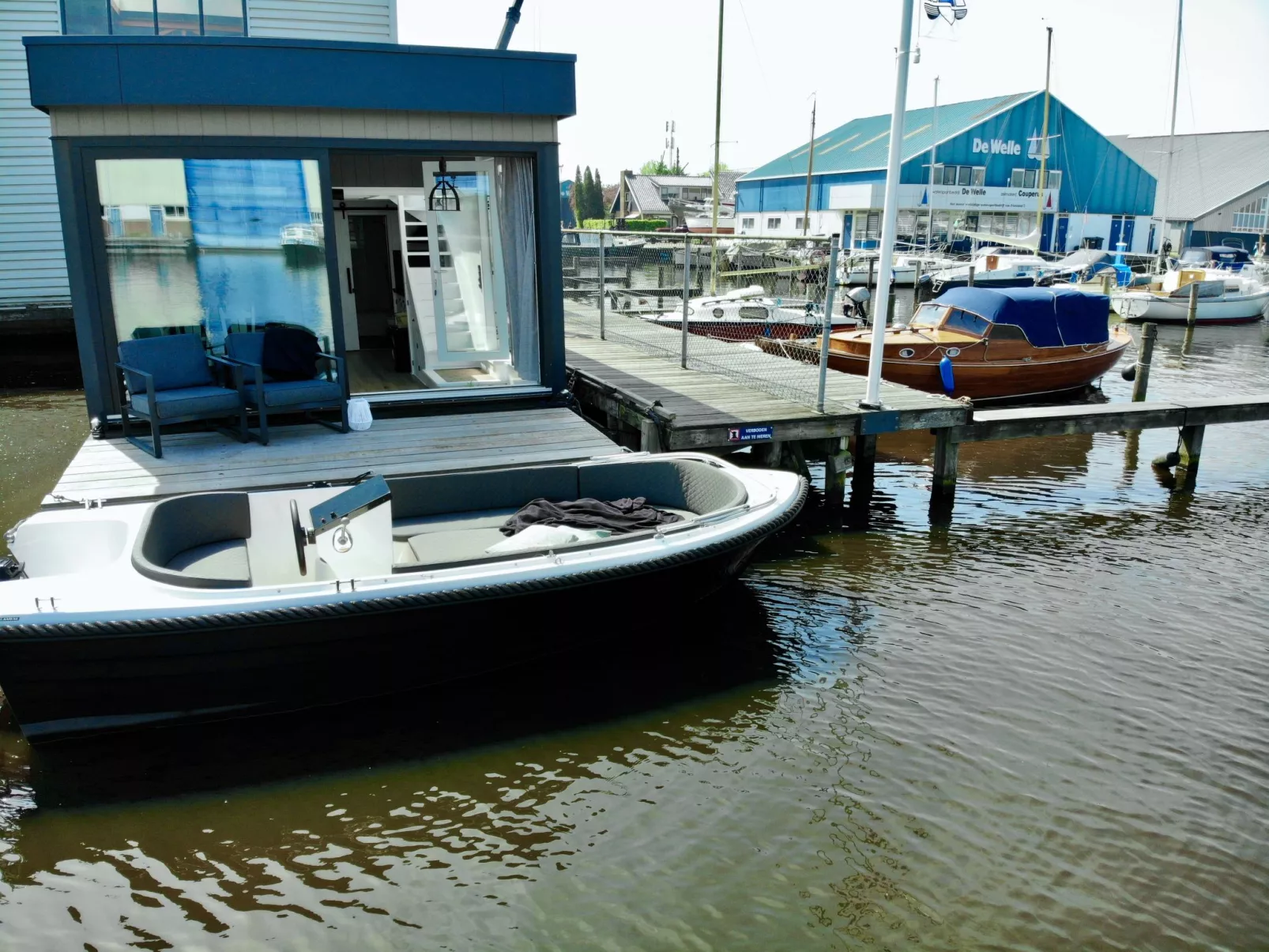 Harboursuite Woudsend incl. motorboot-Buiten