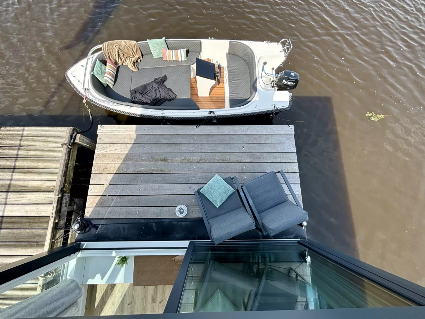 Harboursuite Woudsend incl. motorboot-Buiten