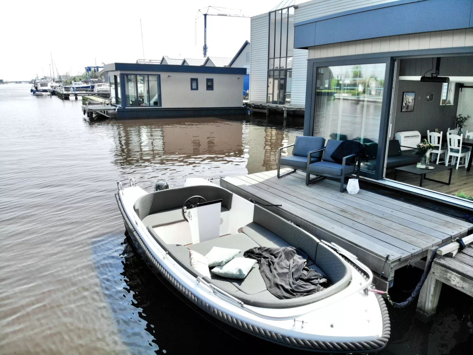 Harboursuite Woudsend incl. motorboot-Buiten