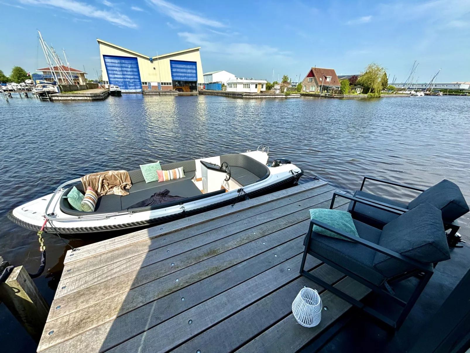 Harboursuite Woudsend incl. motorboot-Buiten