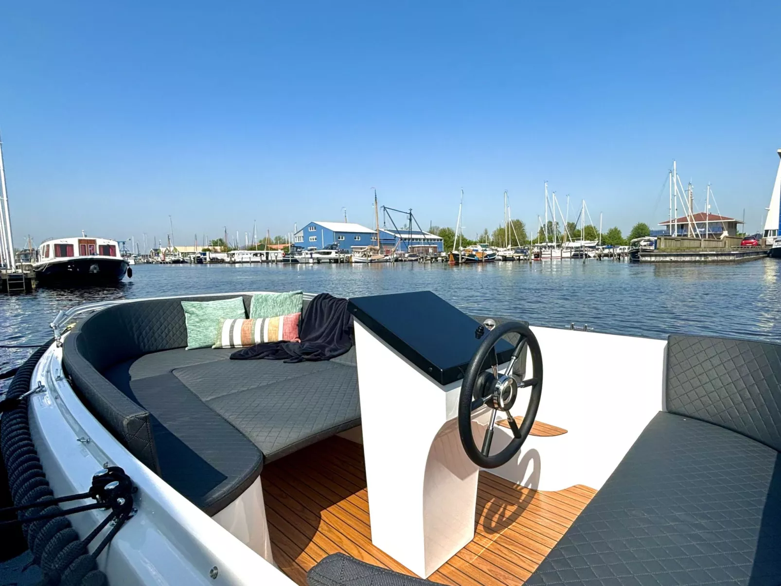 Harboursuite Woudsend incl. motorboot-Buiten