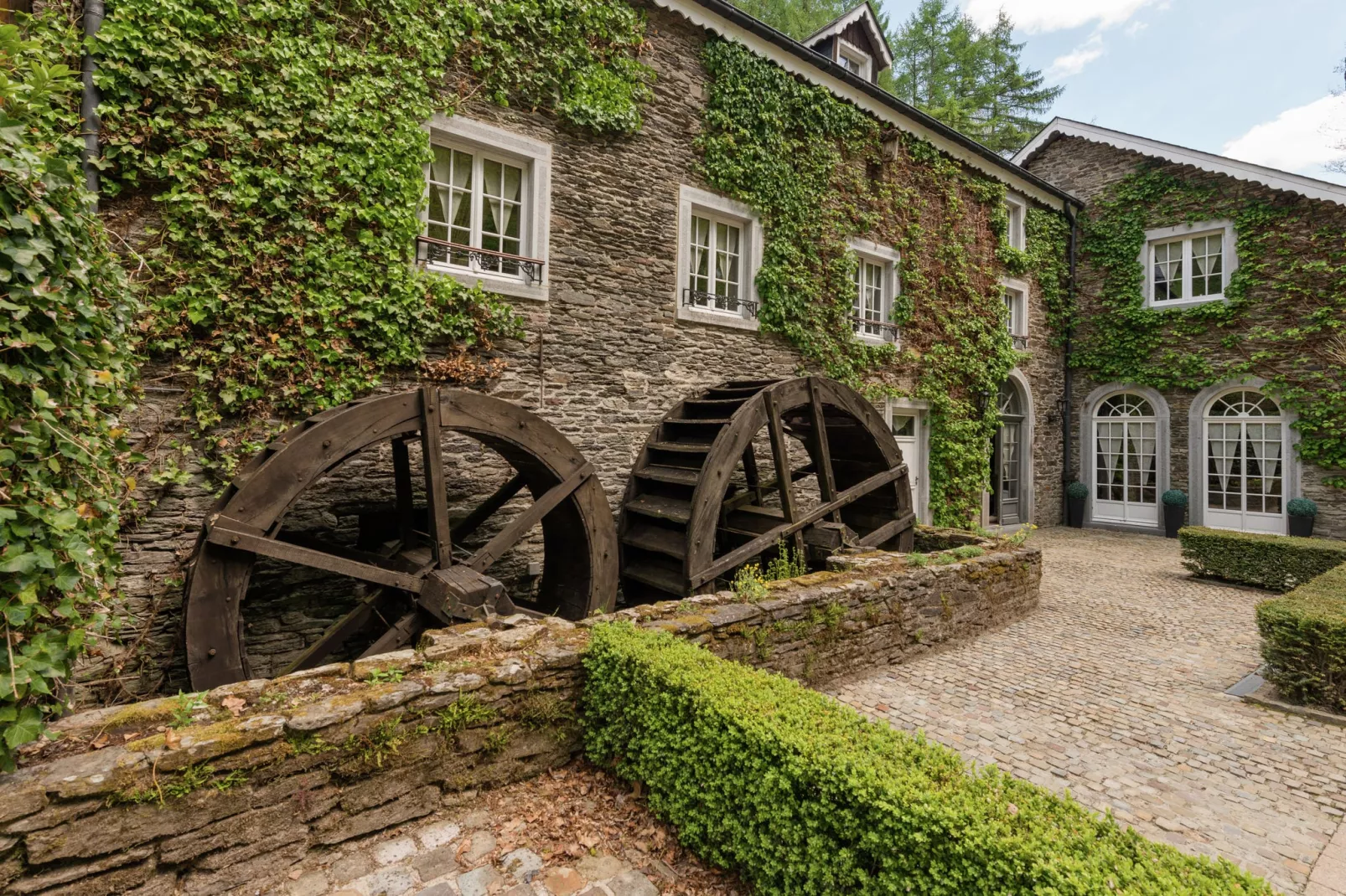 Le Vieux Moulin-Buitenkant zomer