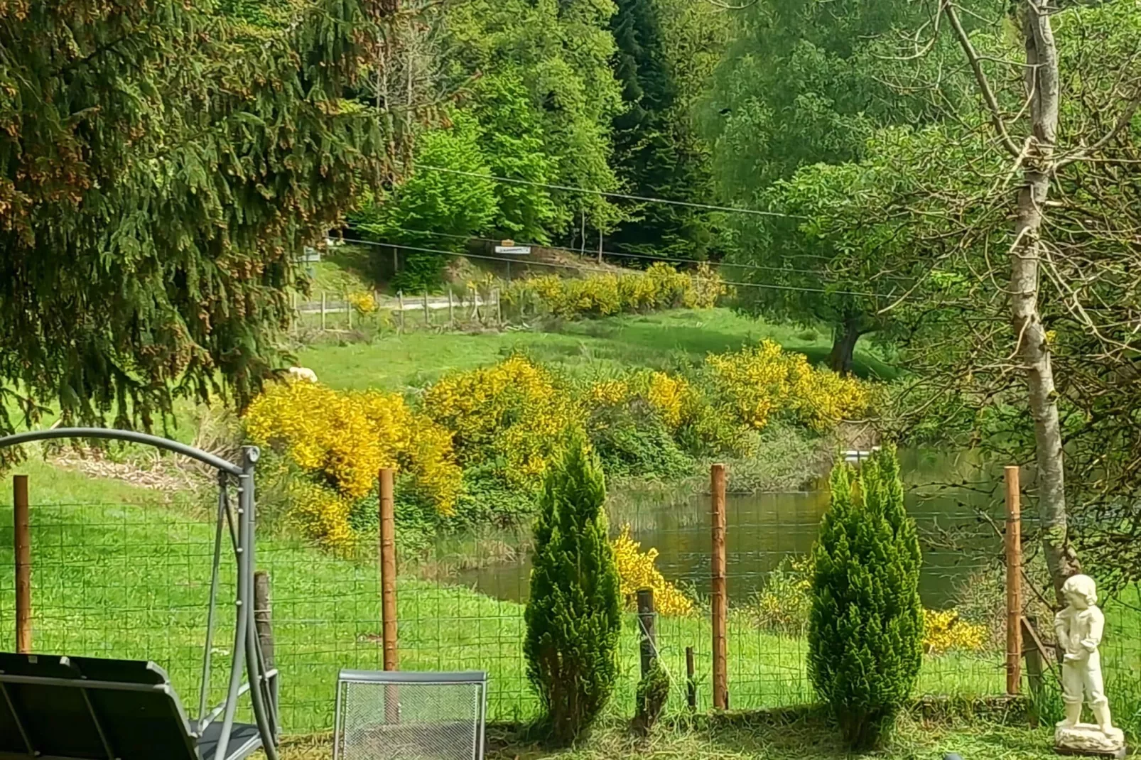 Ferienhaus mit eigener Bar am Bach in Saint Quirin-Tuinen zomer