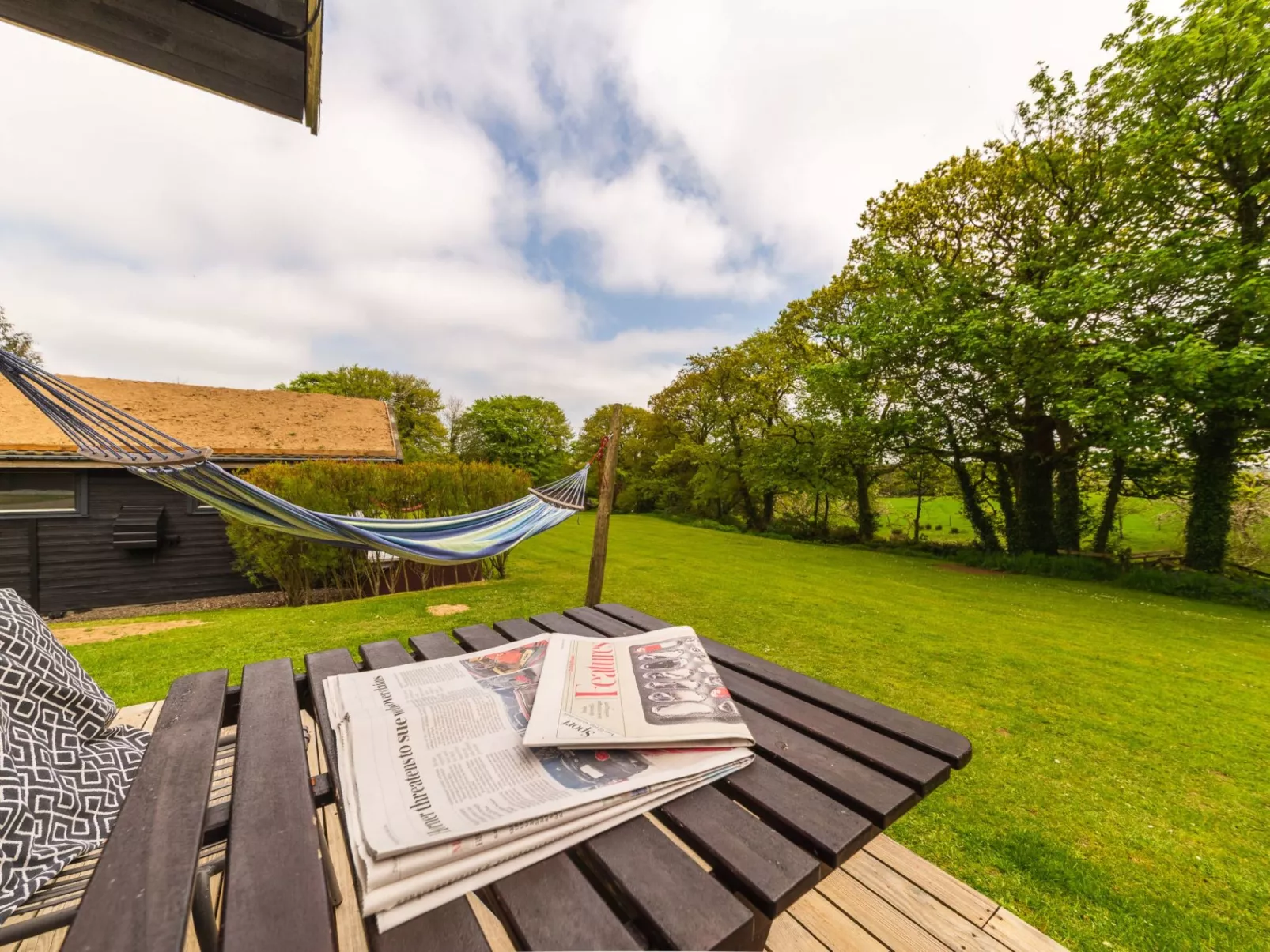 Oak Hot Tub Lodge-Buiten