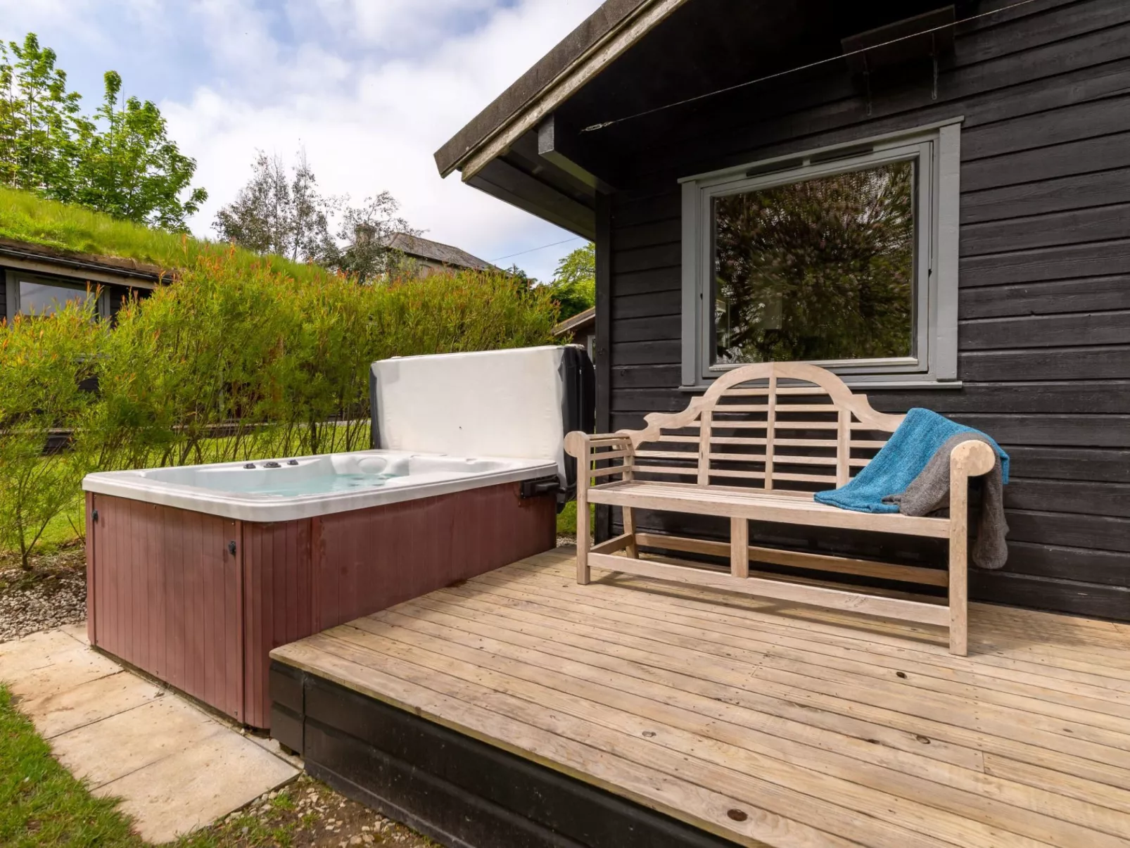 Oak Hot Tub Lodge-Buiten