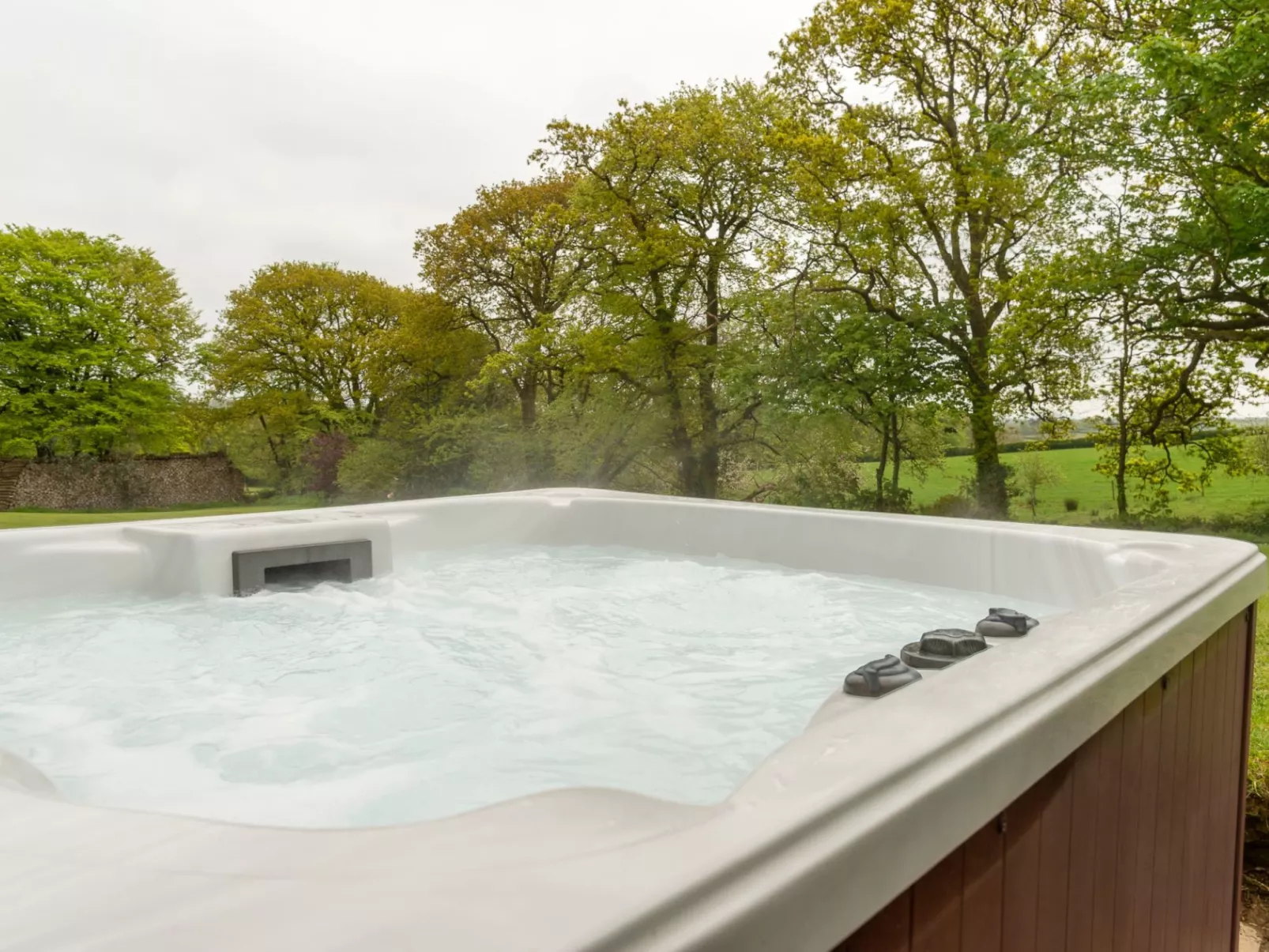 Sycamore Hot Tub Lodge-Buiten