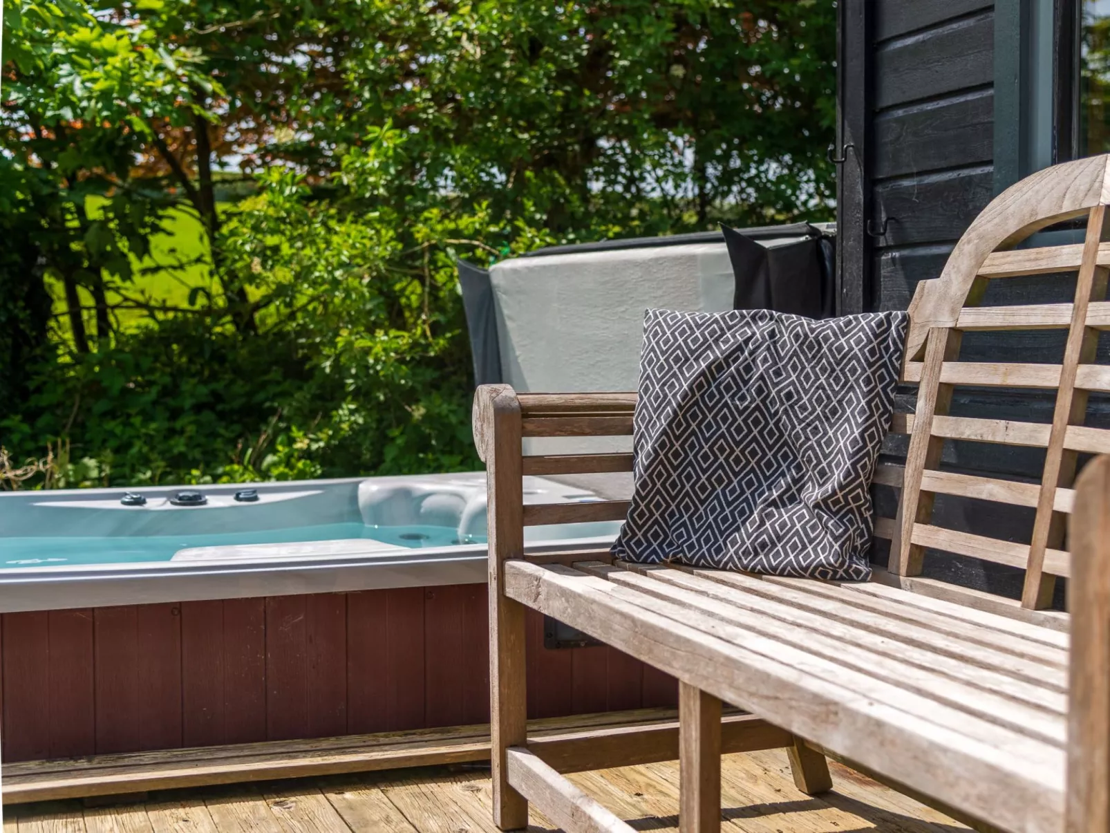 Chestnut Hot Tub Lodge-Buiten