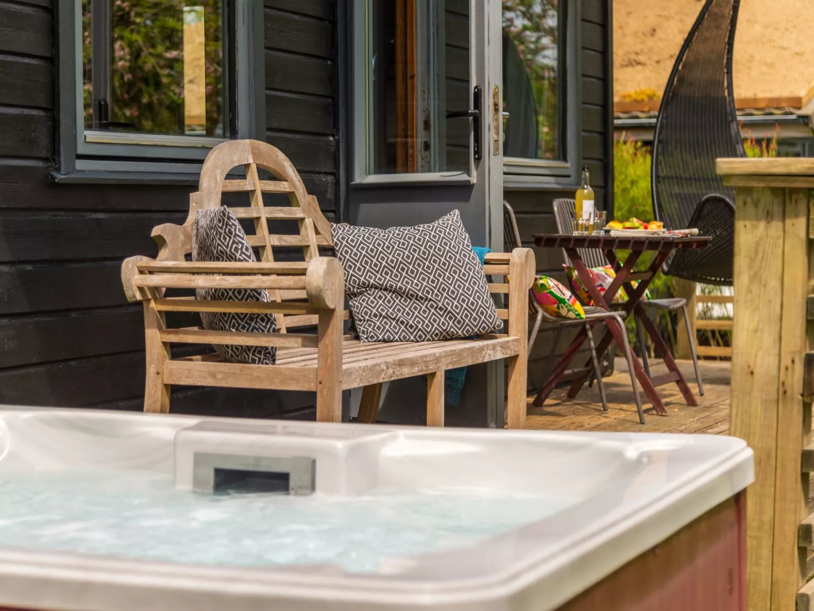 Chestnut Hot Tub Lodge-Buiten