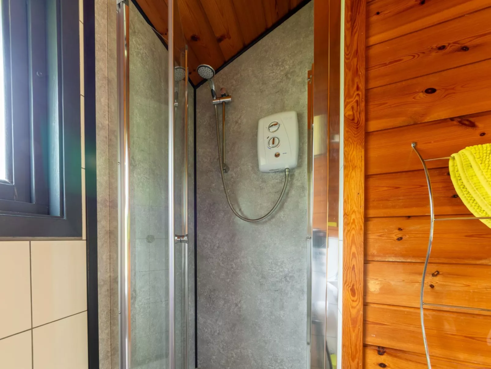 Chestnut Hot Tub Lodge-Binnen