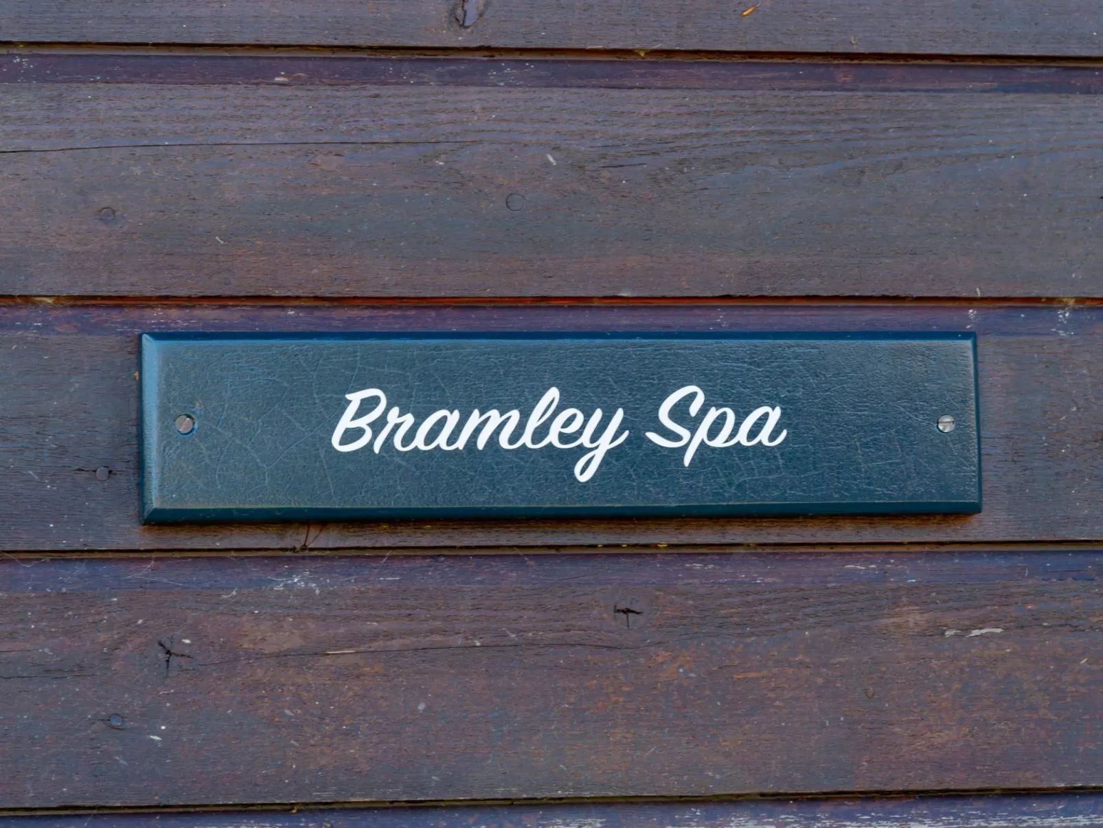 Bramley Hot Tub Lodge-Buiten