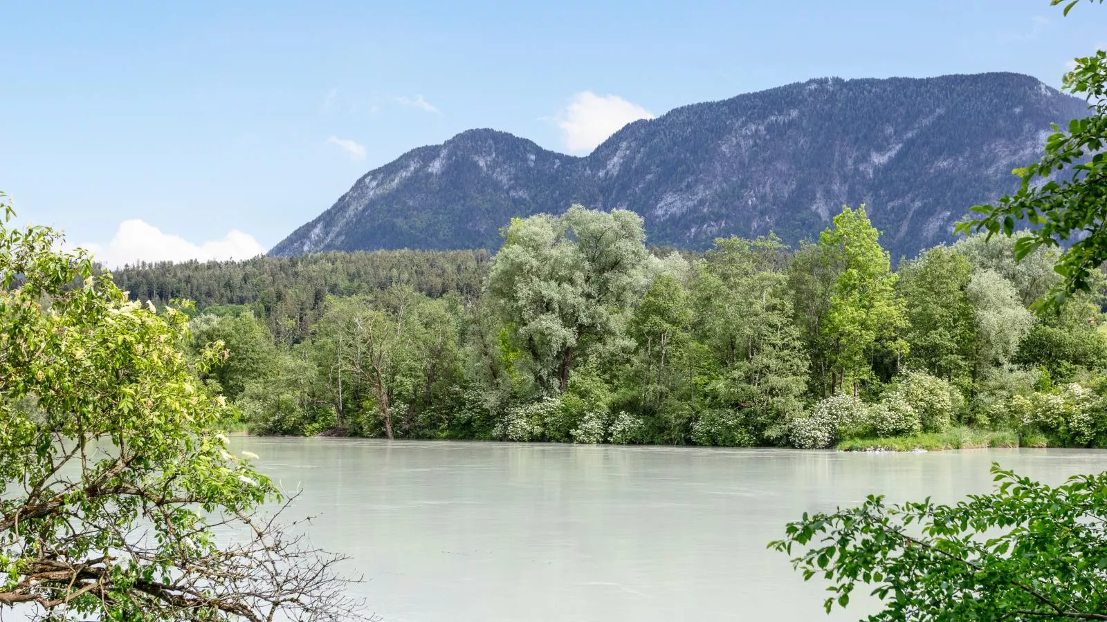 Am Inn Fluss-Uitzicht zomer