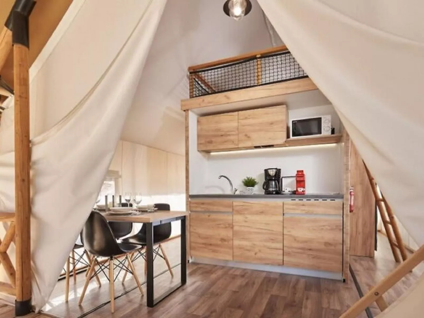 Lodge de Montagne (glamping tent)-Binnen