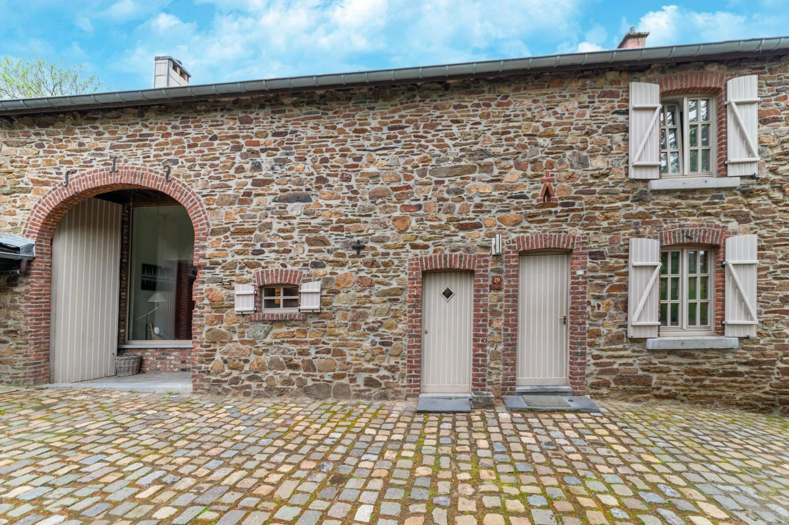 Magnifique habitation avec piscine et bains à remous-Buitenkant zomer