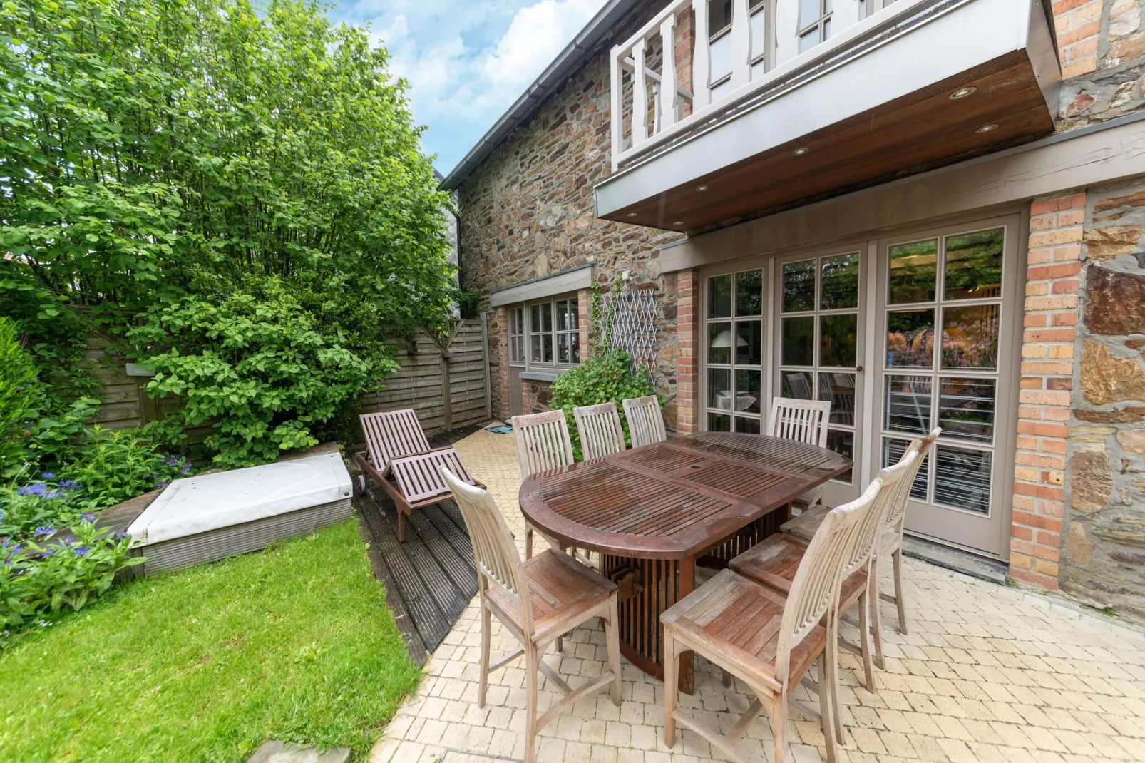 Magnifique habitation avec piscine et bains à remous-Terrasbalkon