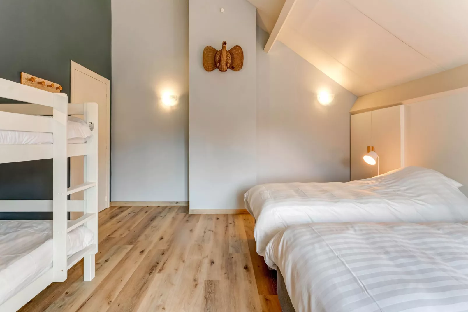 Luxe vakantiewoning met sauna en jacuzzi in Heers-Slaapkamer