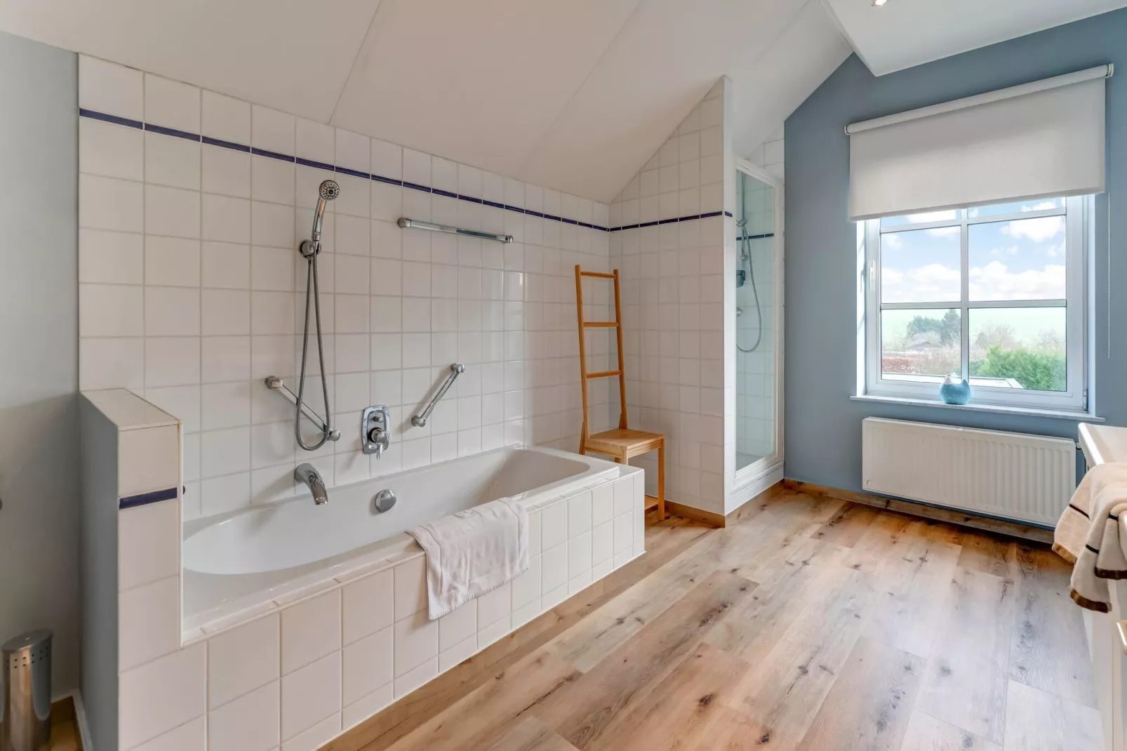 Luxe vakantiewoning met sauna en jacuzzi in Heers-Badkamer