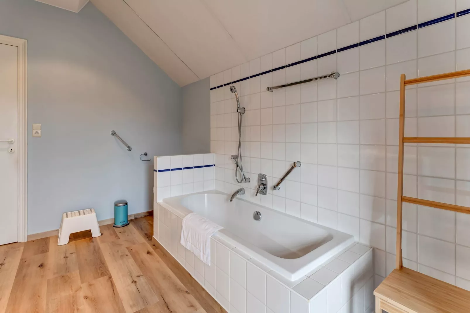 Luxe vakantiewoning met sauna en jacuzzi in Heers-Badkamer