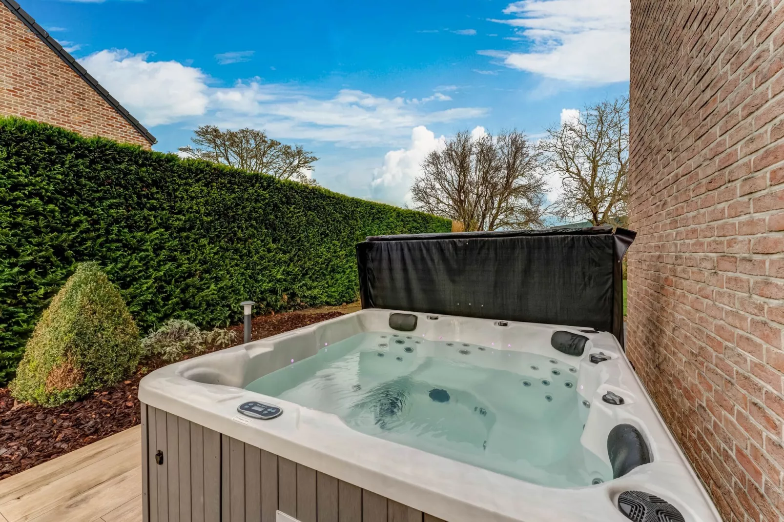 Luxe vakantiewoning met sauna en jacuzzi in Heers-Wellness