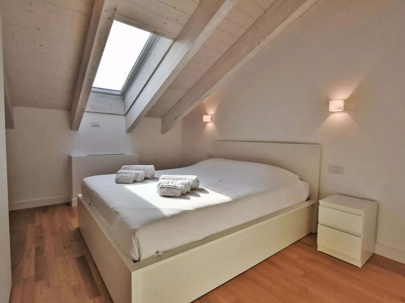 White Attic Terrace-Binnen