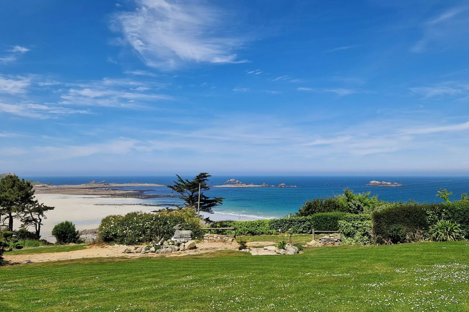 Natural stone house with private Jacuzzi on Breton estate Plougasnou-Tuinen zomer