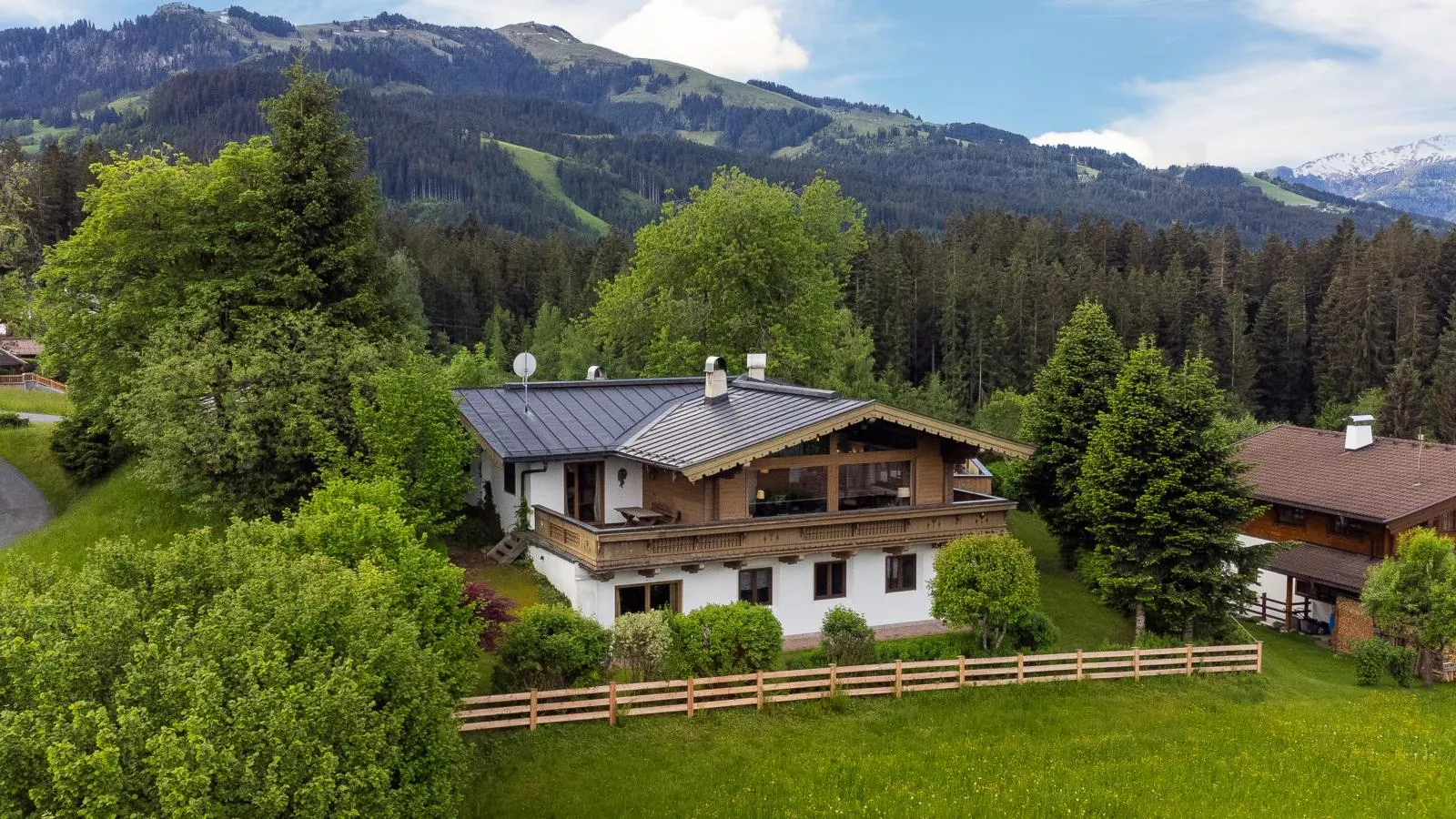 Chalet Kaiserblick-Buitenkant zomer