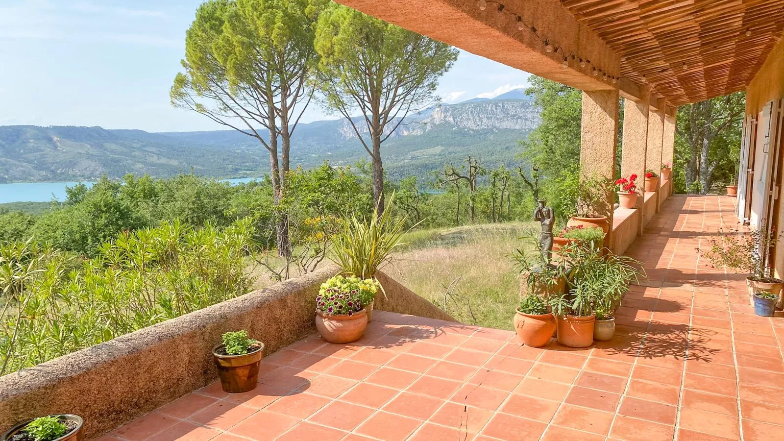 La porteuse deau-Terrasbalkon