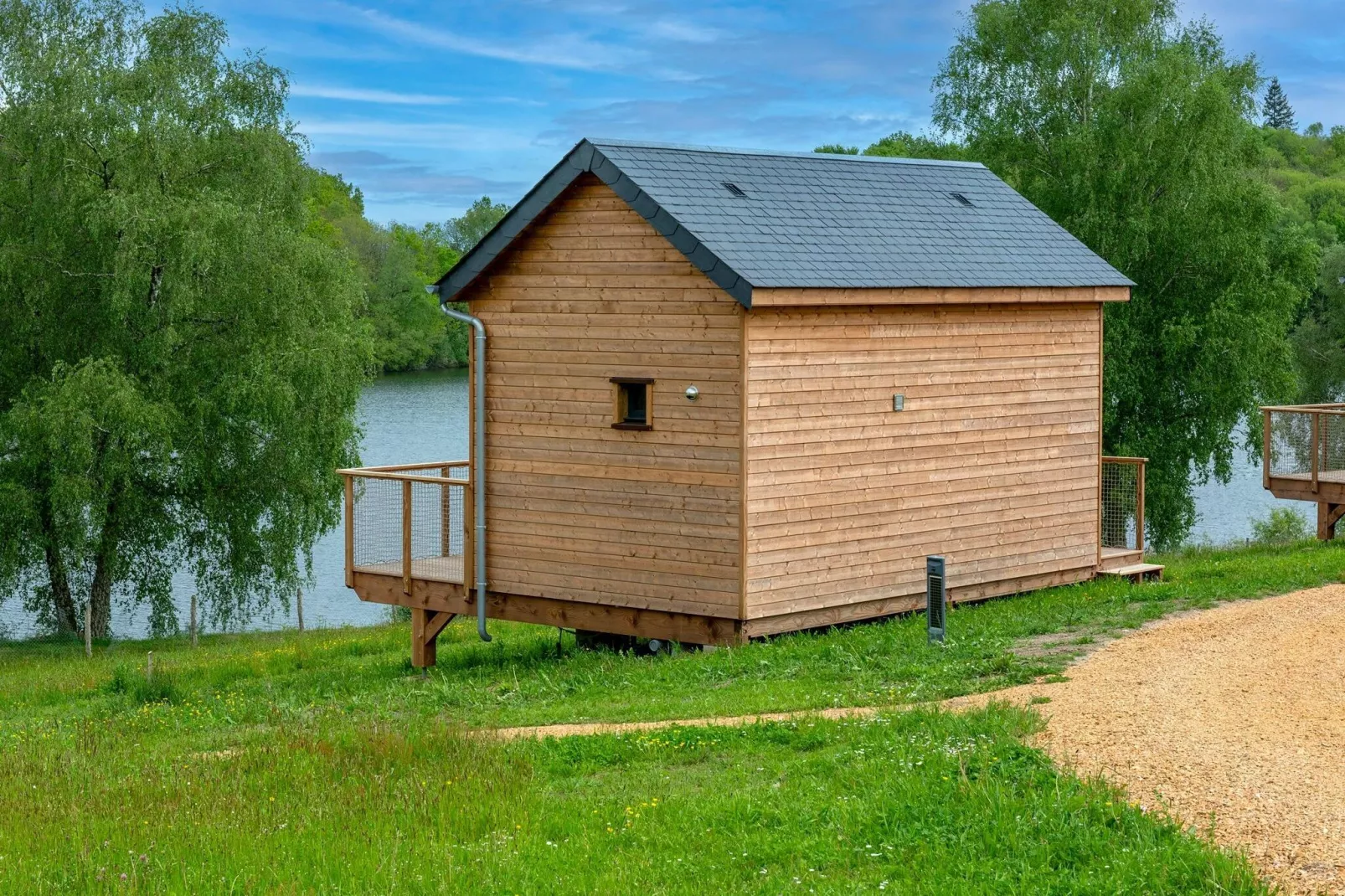 Le Domaine des Monédières-Buitenkant zomer